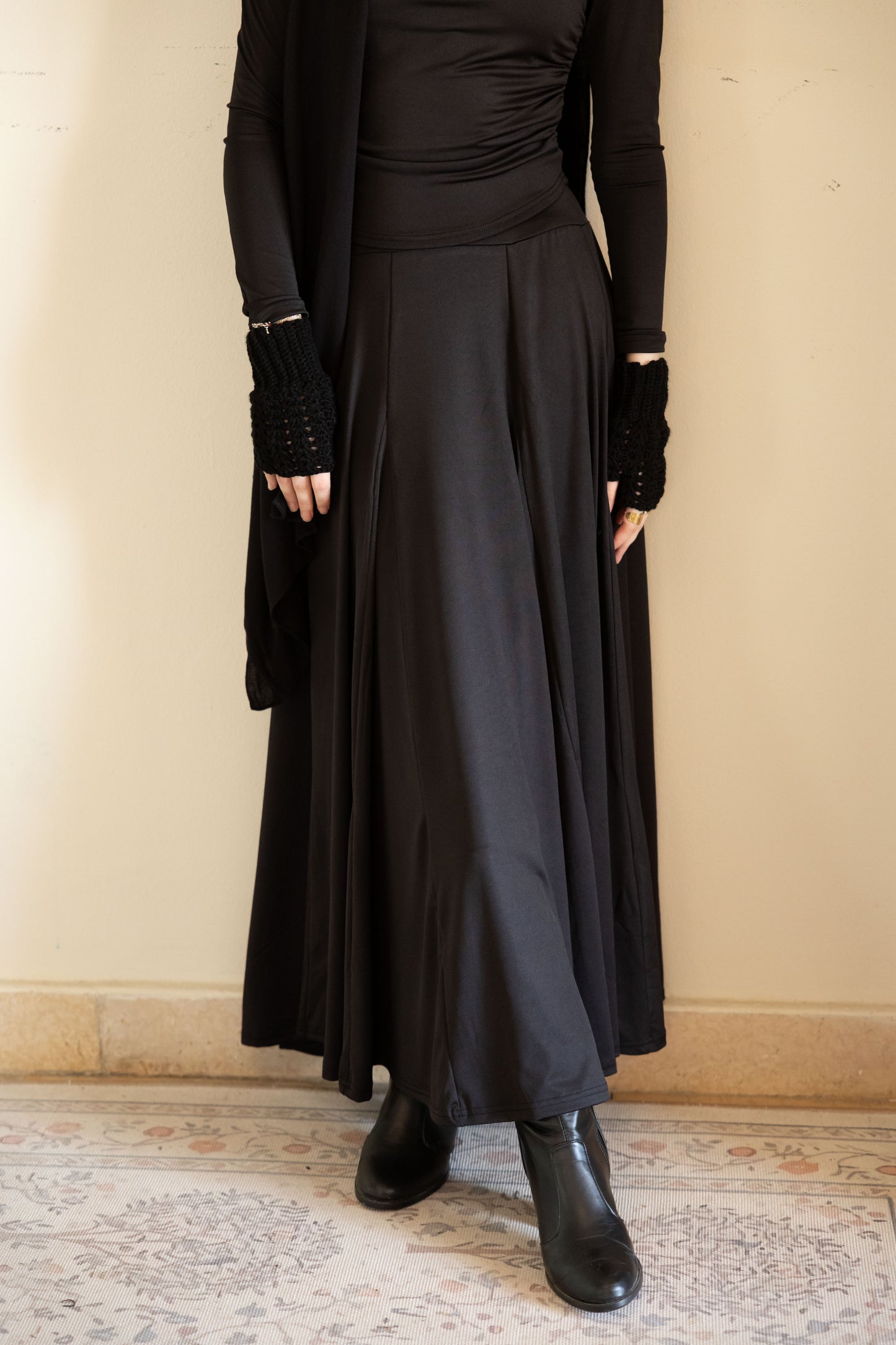 Elyanna lined skirt in black