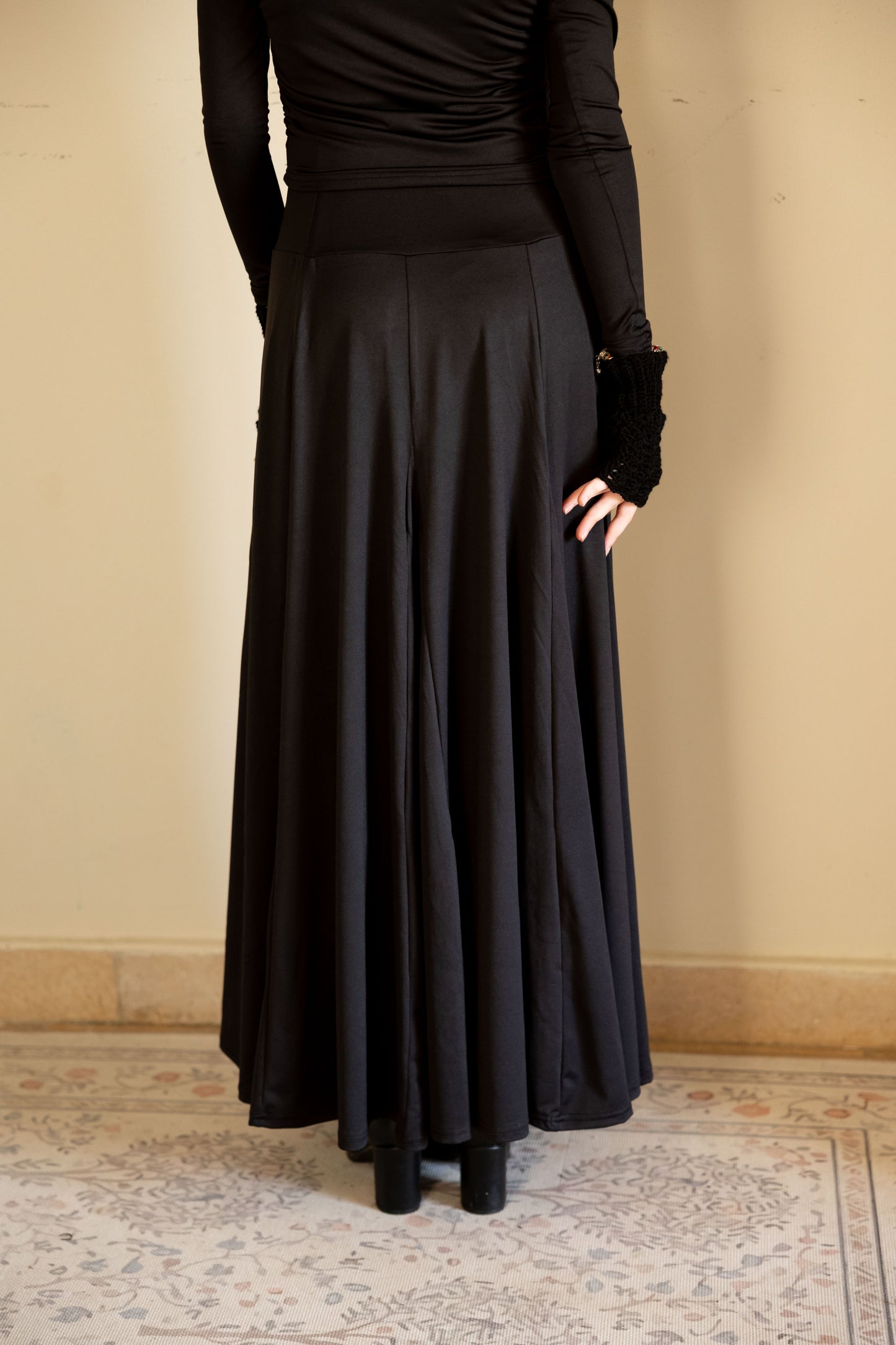 Elyanna lined skirt in black